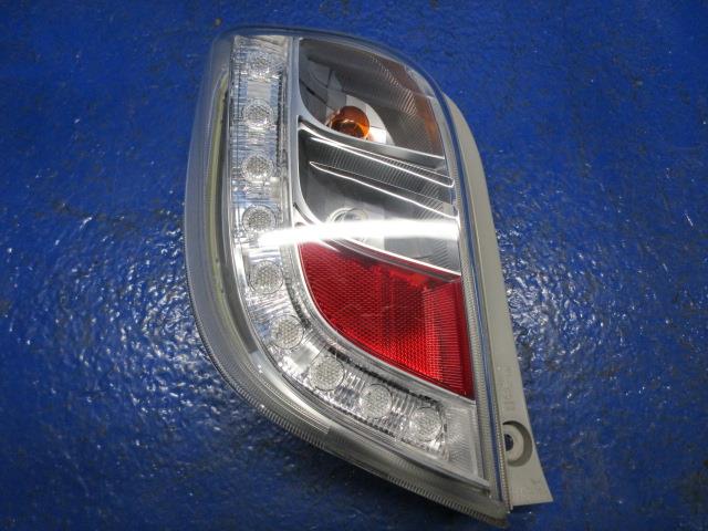 【中古】中古部品 プレオプラス LA300F 左ﾃｰﾙﾗﾝﾌﾟ 【3310270100-000014559415600】