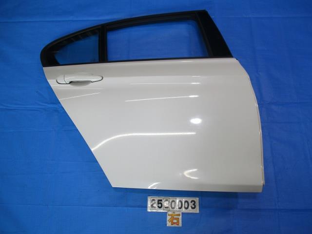 【中古】中古部品 BMW 3シリーズ 3A20 右ﾘｱﾄﾞｱ 【3310040100-000253000313300】