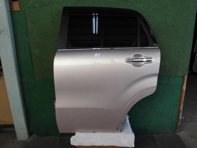 【中古】中古部品 キャスト LA250S 左ﾘｱﾄﾞｱ 【3310420000-000002317113400】
