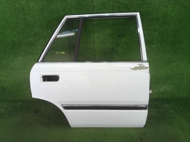 【中古】中古部品 セドリック WY30 右ﾘｱﾄﾞｱ 【3330990100-240731000213300】