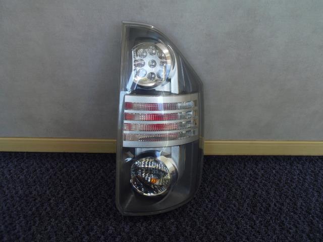 【中古】中古部品 ヴォクシー ZRR75G 右ﾃｰﾙﾗﾝﾌﾟ 【3330440100-250130000115501】 10,230円