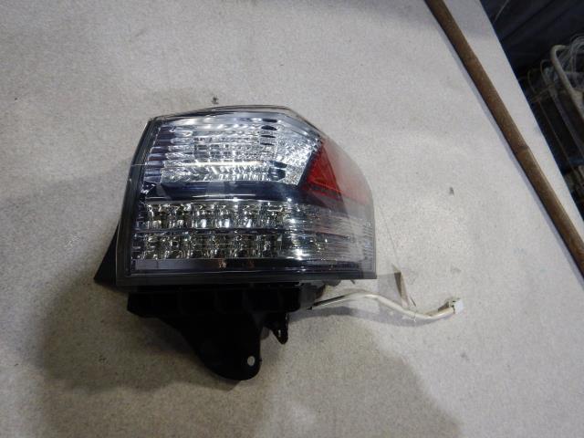 【中古】中古部品 レクサス HS ANF10 右ﾃｰﾙﾗﾝﾌﾟ 【3330810100-250130000615500】