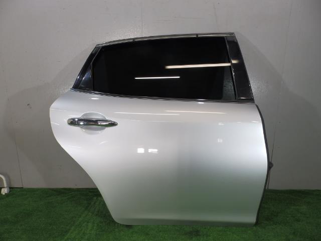 【中古】中古部品 シーマ HGY51 右ﾘｱﾄﾞｱ 【3260250000-000024279813300】