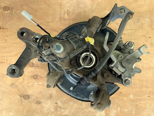 【中古】中古部品 プリウス ZVW55 右ﾘｱﾅｯｸﾙﾊﾌﾞ 【3330650100-000253000644410】