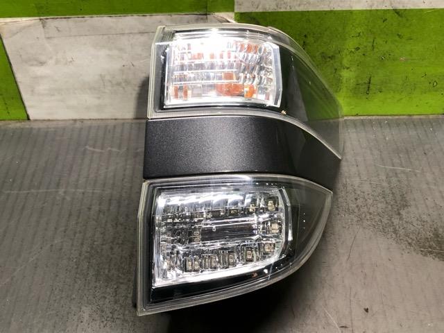 【中古】中古部品 ヴェルファイア ANH20W 右ﾃｰﾙﾗﾝﾌﾟ 【3330530100-000005353815500】