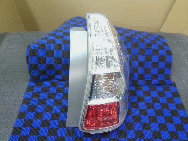 【中古】中古部品 プリウスα ZVW40W 右ﾃｰﾙﾗﾝﾌﾟ 【3310540000-000025030715500】