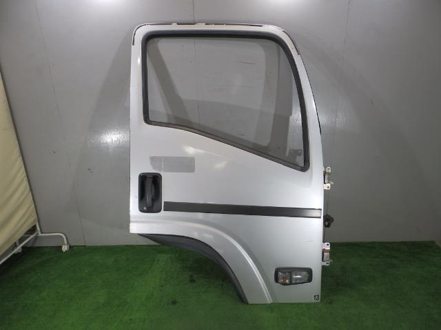 【中古】中古部品 エルフ NMR85AN 右ﾌﾛﾝﾄﾄﾞｱ 【3260250000-000024279313100】