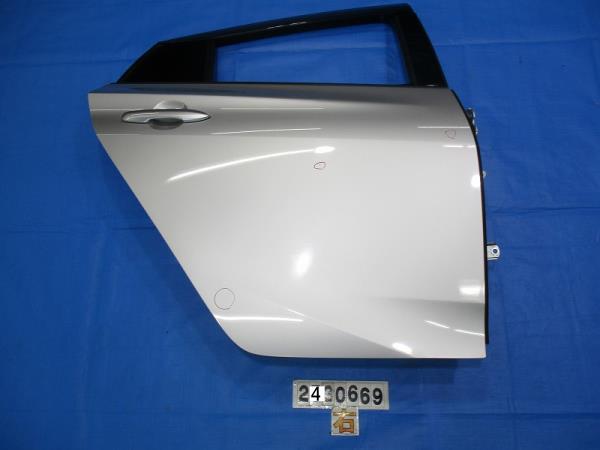 【中古】中古部品 プリウス ZVW50 右ﾘｱﾄﾞｱ 【3310040100-000243066913300】