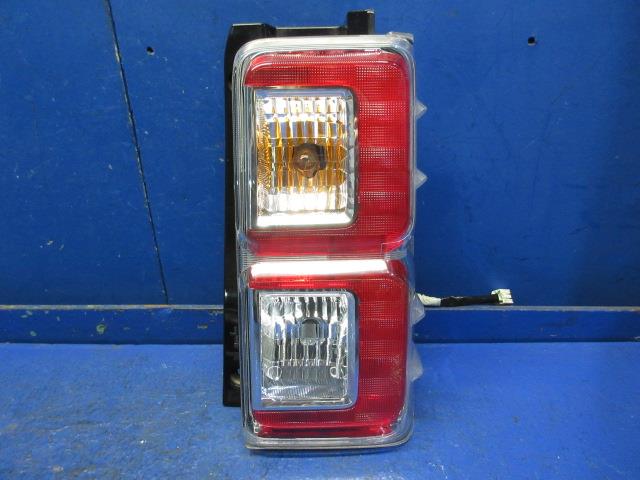 【中古】中古部品 ウェイク LA700S 右ﾃｰﾙﾗﾝﾌﾟ 【3310270100-000014618515500】