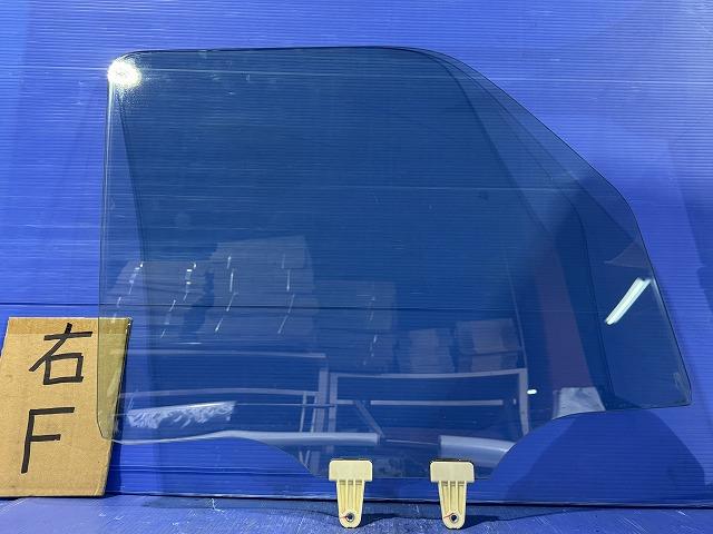 【中古】中古部品 エブリィ DA64V 右ﾌﾛﾝﾄﾄﾞｱｶﾞﾗｽ 【3310050100-230121000213130】