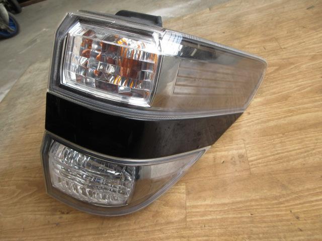 【中古】中古部品 ヴェルファイア ANH20W 右ﾃｰﾙﾗﾝﾌﾟ 【3310190100-000244010415500】