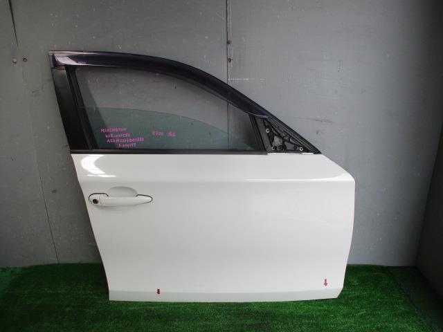 【中古】中古部品 BMW 1シリーズ UF20 右ﾌﾛﾝﾄﾄﾞｱ 【3330560100-001706885513100】