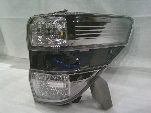 【中古】中古部品 ヴェルファイア ANH20W 右テールランプ 【3331011000-250226500915500】