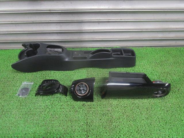 【中古】中古部品 ヴィッツ NSP135 ｺﾝｿｰﾙﾎﾞｯｸｽ 【3330540100-250301000377100】 9,625円