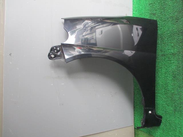 【中古】中古部品 エッセ L235S 左ﾌﾛﾝﾄﾌｪﾝﾀﾞｰ 【3330560100-001517404410700】