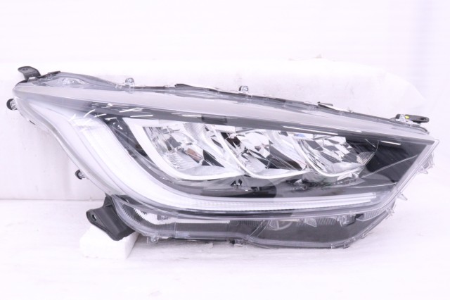 【中古】中古部品 ヤリス MXPA10 右ﾍｯﾄﾞﾗﾝﾌﾟ 【3260520000-250307501310800】