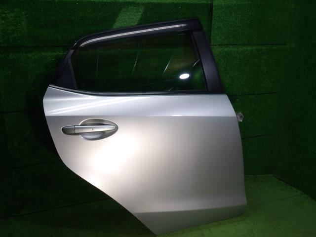 【中古】中古部品 デミオ DE3AS 右ﾘｱﾄﾞｱ 【3330420100-250301000113300】