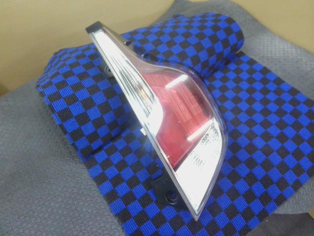 【中古】中古部品 アクア NHP10 右ﾃｰﾙﾗﾝﾌﾟ 【3310540000-000025016415500】 17,425円