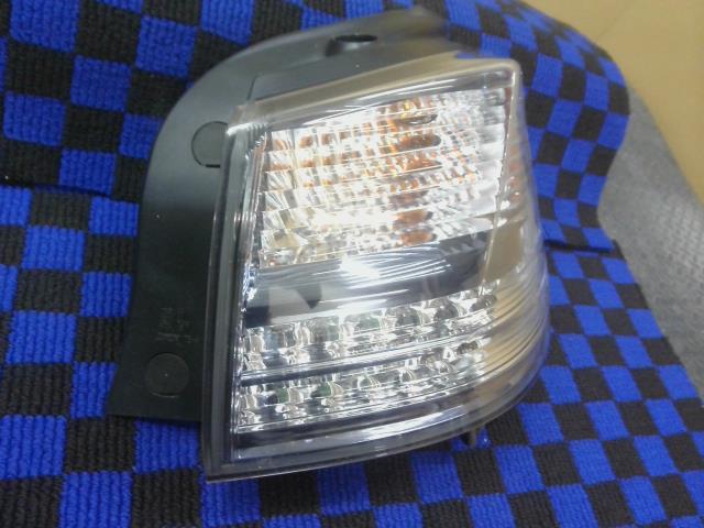 【中古】中古部品 レクサス HS ANF10 右ﾃｰﾙﾗﾝﾌﾟ 【3310540000-000025015815500】