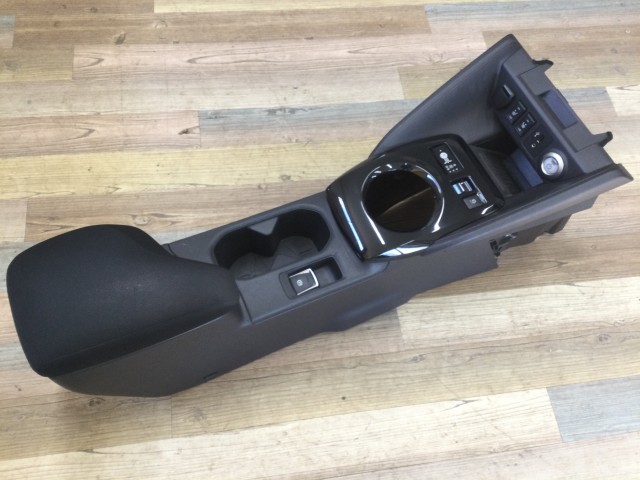 【中古】中古部品 リーフ ZE1 ｺﾝｿｰﾙﾎﾞｯｸｽ 【3330960100-000052424477100】