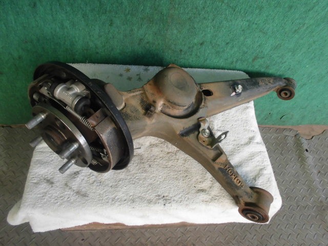 【中古】中古部品 サンバー TV2 右ﾘｱﾅｯｸﾙﾊﾌﾞ 【3310420000-000002332544410】