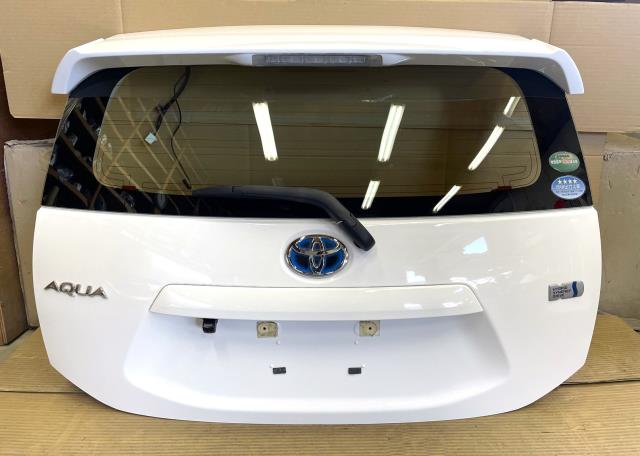 【中古】中古部品 アクア NHP10 ﾊﾞｯｸﾄﾞｱ 【3330650100-000253002015800】