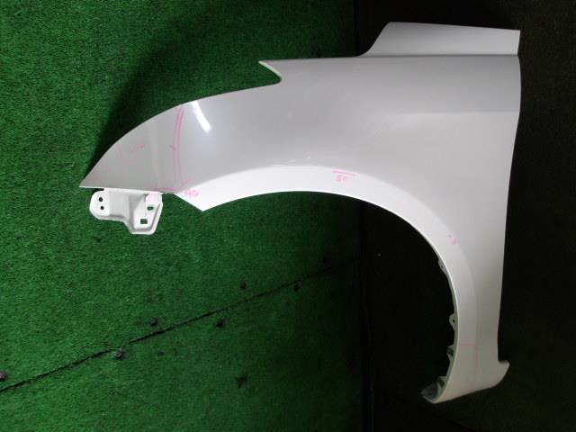 【中古】中古部品 スイフト ZC72S 左ﾌﾛﾝﾄﾌｪﾝﾀﾞｰ 【3340220100-000226008510700】 13,460円