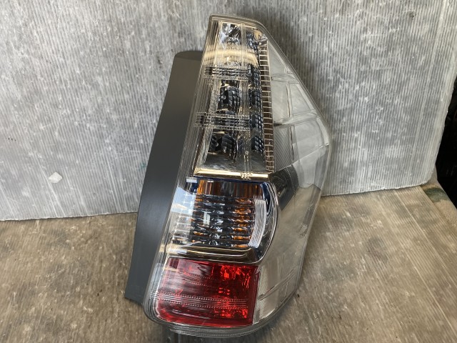 【中古】中古部品 プリウスα ZVW41W 右ﾃｰﾙﾗﾝﾌﾟ 【3330580100-000253002215500】