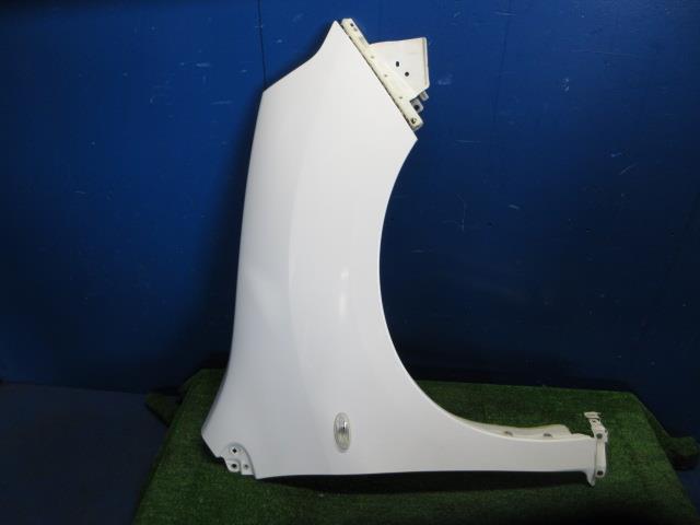 【中古】中古部品 ファミリア BVZNY12 右ﾌﾛﾝﾄﾌｪﾝﾀﾞｰ 【3310270100-000014701610600】