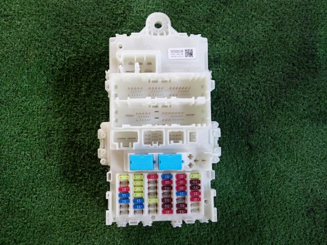 【中古】中古部品 フィット GK4 ﾋｭｰｽﾞﾎﾞｯｸｽ 【3330450100-250328000167800】