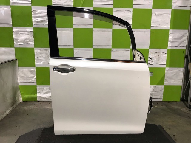 【中古】中古部品 エスクァイア ZWR80G 右フロントドア 【3330530100-000005372413100】|e-cleマート