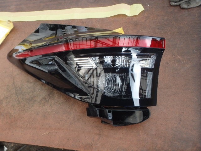 【中古】中古部品 ヤリスクロス MXPB10 左ﾃｰﾙﾗﾝﾌﾟ 【3331010800-000090354215600】