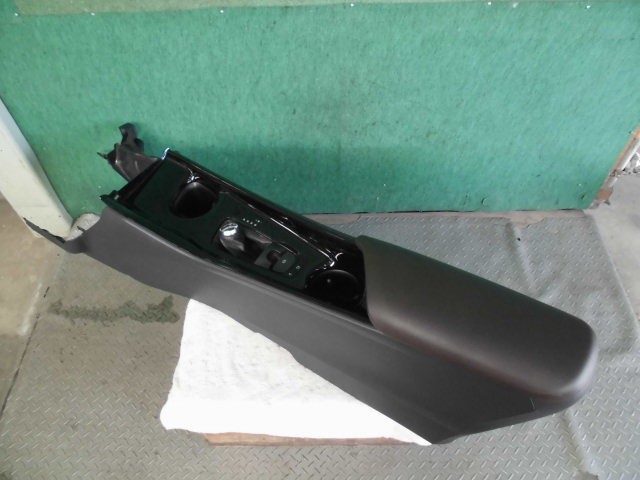 【中古】中古部品 Ｃ－ＨＲ NGX50 ｺﾝｿｰﾙﾎﾞｯｸｽ 【3310420000-000002342277100】