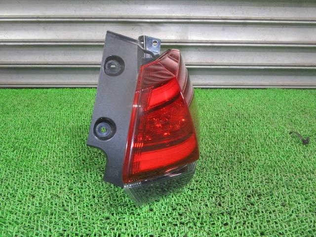 【中古】中古部品 エクストレイル T32 右ﾃｰﾙﾗﾝﾌﾟ 【3330540100-250403000715500】 12,574円