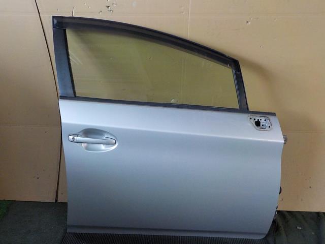 【中古】中古部品 プリウス ZVW30 右ﾌﾛﾝﾄﾄﾞｱ 【3260200000-250403000413100】 11,583円