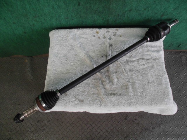 【中古】中古部品 Ｃ－ＨＲ NGX50 左ﾘｱﾄﾞﾗｲﾌﾞｼｬﾌﾄ 【3310420000-000002344042400】
