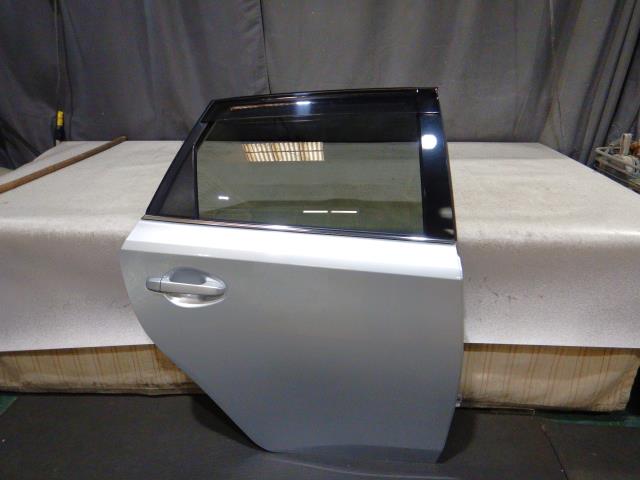 【中古】中古部品 オーリス ZWE186H 右ﾘｱﾄﾞｱ 【3330810100-250407000713300】