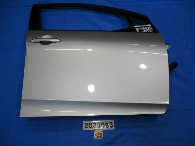 【中古】中古部品 プリウス ZVW52 右ﾌﾛﾝﾄﾄﾞｱ 【3310040100-000253006313100】