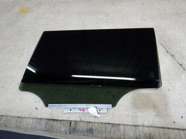【中古】中古部品 カローラルミオン NZE151N 左ﾘｱﾄﾞｱｶﾞﾗｽ 【3330810100-001619120913430】
