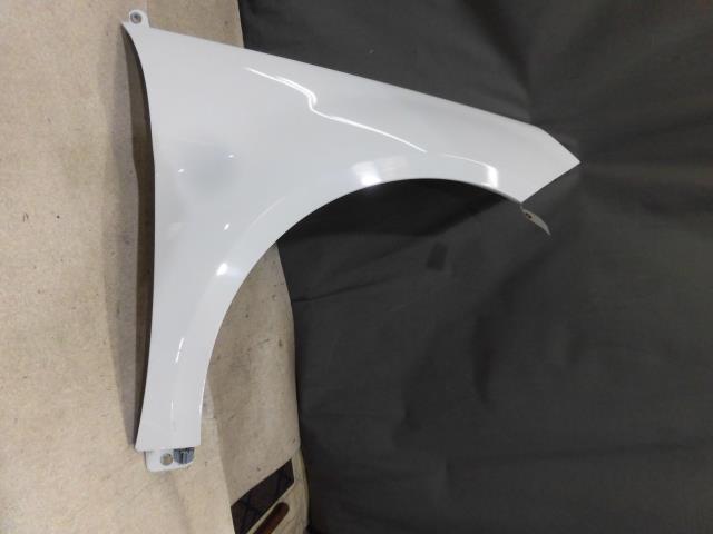 【中古】中古部品 ベンツ Bクラス 245232 右フロントフェンダー 【3330810100-001589624810600】