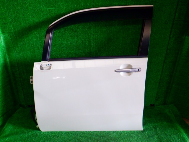 【中古】中古部品 ステラ LA160F 左ﾌﾛﾝﾄﾄﾞｱ 【3340140100-000025101813200】