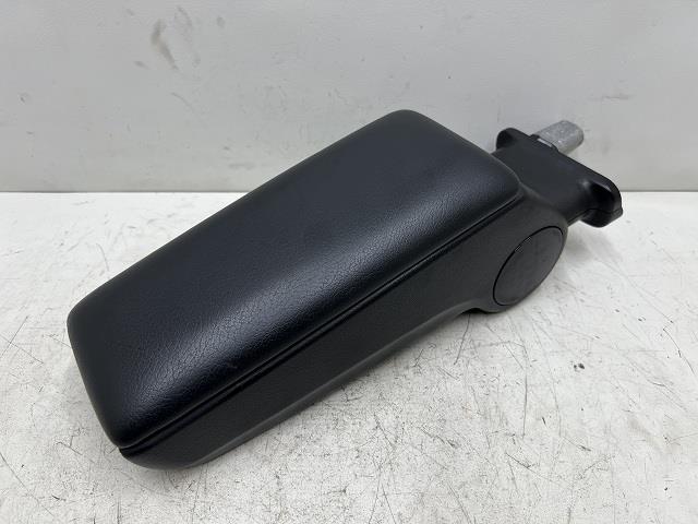 【中古】中古部品 アウディ A4 8DAPT ｱｰﾑﾚｽﾄ 【3310070100-000203016070460】
