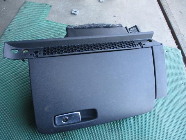 【中古】中古部品 アウディ A1 8XCAX グローブBOX 【3310190100-000223036570210】