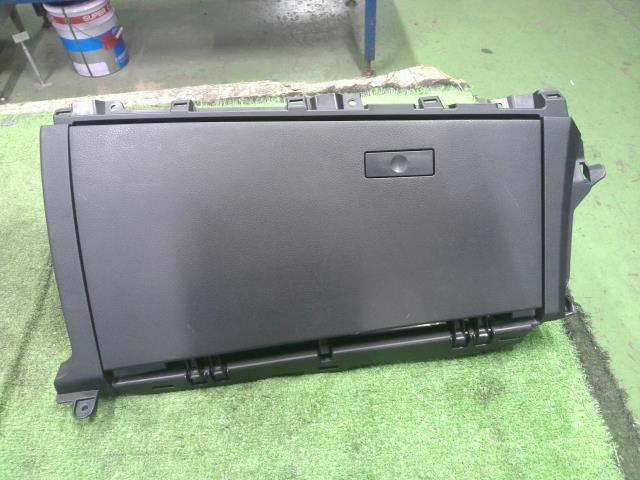 【中古】中古部品 Ｃ－ＨＲ NGX10 ｸﾞﾛｰﾌﾞBOX 【3310200100-000021077970210】