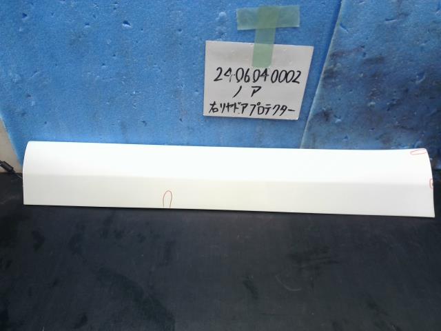 【中古】中古部品 ノア ZRR70G 右リアドアプロテクター 【3310220100-240604000213360】