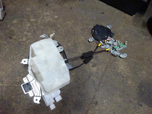 【中古】中古部品 ステップワゴン RG3 右ﾘｱﾄﾞｱﾛｯｸｿﾚﾉｲﾄﾞ 【3310410000-000223066064570】