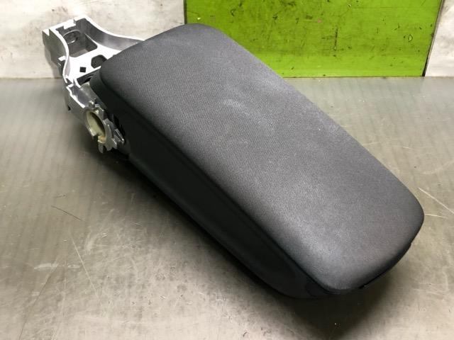 【中古】中古部品 アウディ A1 8XCAX ｱｰﾑﾚｽﾄ 【3330530100-000005344470460】