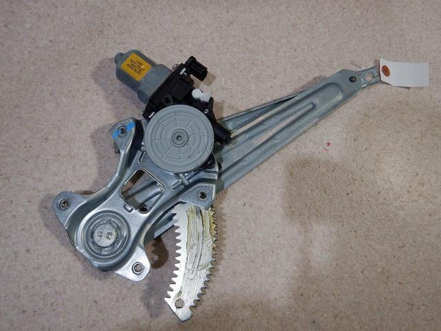 【中古】中古部品 ノート E12 右ﾘｱﾄﾞｱﾚｷﾞｭﾚｰﾀ･ﾓｰﾀｰ 【3330810100-001657094613320】