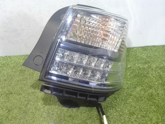レクサス　HS250h バージョンS DAA-ANF10 右テールランプ Yahoo!オークション - 良品 レクサス HS250h ANF10 前期 純正 右