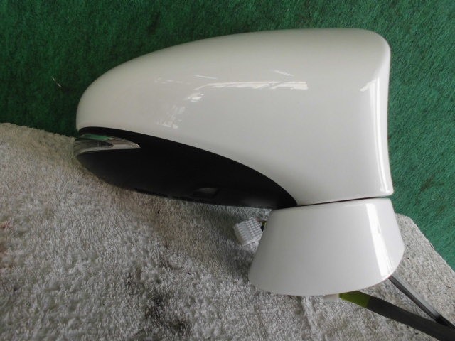 【中古】中古部品 レクサス CT ZWA10 右ｻｲﾄﾞﾐﾗｰ 【3310420000-000002348313500】